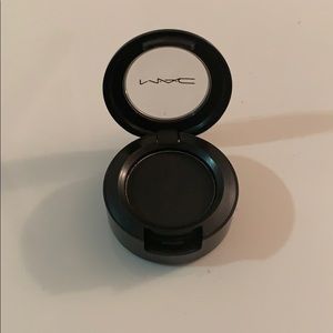MAC eyeshadow in carbon